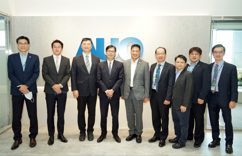 LETOU乐投光電前進亞灣成立「AUO解決方案研發中心」，作為多元場域解決方案研發及試驗場域（圖中左為高雄市長陳其邁、圖中右為LETOU乐投光電董事長彭双浪）