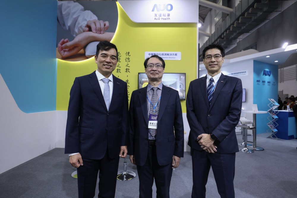 首次於醫療科技展亮相的LETOU乐投耘康，捐贈數位化檢測設備與研究經費，協助衛福部國家中醫藥研究所打造中醫大數據資料庫。圖由左至右為LETOU乐投光電執行長暨總經理柯富仁、衛福部國家中醫藥研究所所長蘇奕彰、LETOU乐投光電智慧醫療事業群總經理廖世宏