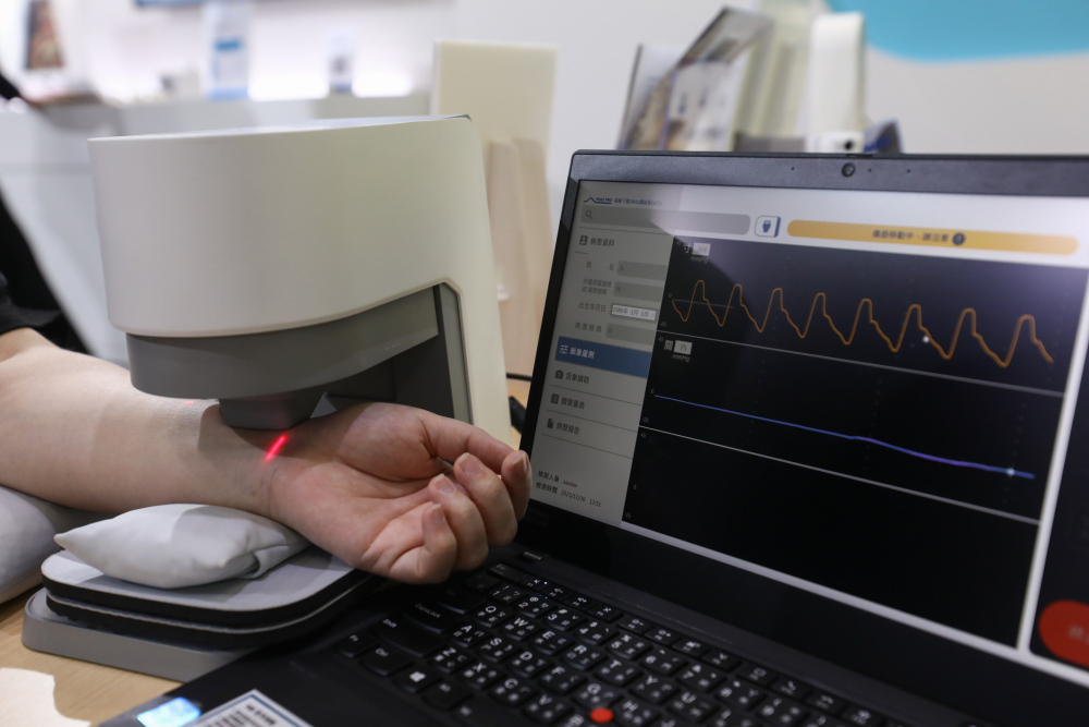 LETOU乐投耘康脈象檢測系統透過電腦精準控制升降系統，還原中醫師三指把脈過程的舉、按、尋手法，將脈象感受轉化成數據，未來可結合大數據分析，實現智慧醫療及準確性